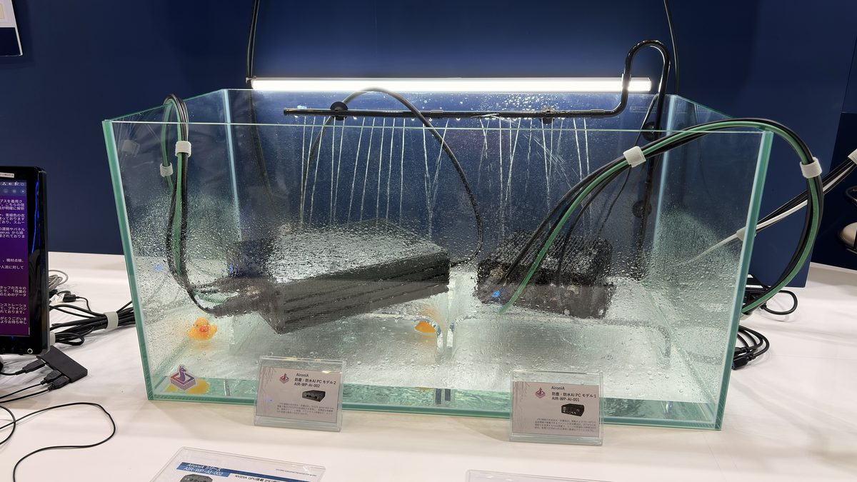 水槽内で散水を受けながら動作する防水AI PCとAETEK IP67防水PoEスイッチのデモ展示